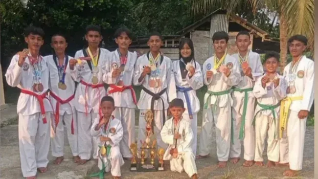 Atlit R. BTS Desa Wasilei. Latihan Hanya Di Pinggiran Jalan