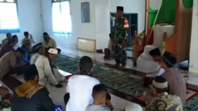 Serda Anyong Warwefubun Babisnsa Koramil 1509-02/Obi. Menjadi Khatib Dalam Shalat Jumat Di Desa Oci Maleleo