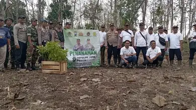 Libatkan Forkopimka Tegalsari, Perhutani KPH Banyuwangi Selatan Tanam 500 Bibit Tanaman Rimba