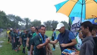 Bayu sumantri agung memberikan hadiah kepada juara BSA CUP 2023 di lubuk pakam