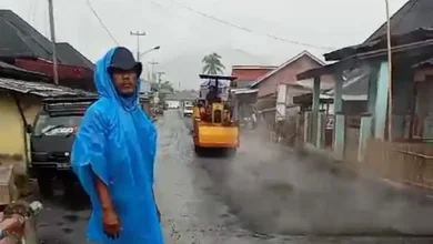 PT. Peu Putra Agung:Kerjakan Pengaspalan Saat Hujan