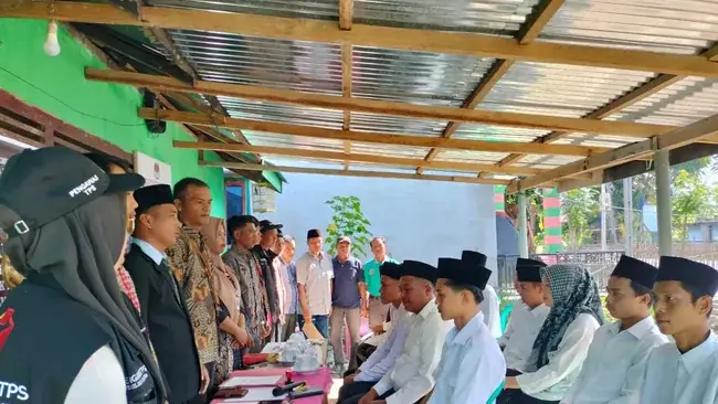 Usai Pelantikan, KPPS Penghijauan Di Sekretariat PPS