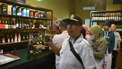 Satpol PP Sita Minhol dari Toko di Surabaya Selatan