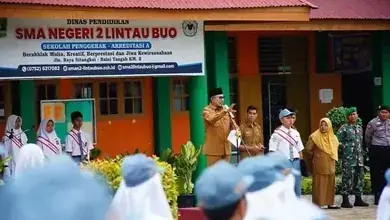 Bupati Eka Putra Menjadi Inspektur Upacara di SMA N 2 Lintau