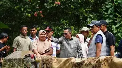 Bupati Eka Putra Tinjau Korban Musibah Banjir Bandang
