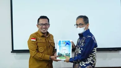Bupati Tanah Datar Eka Putra Serahkan LKPD Ke BPK Perwakilan Sumbar