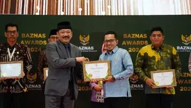 Peduli Zakat, Bupati Eka Putra Terima Penghargaan dari Baznas RI
