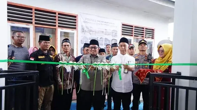 SDN 01 Koto Laweh Punya Mushalla Baru, Bupati Eka Putra Dan Ketua BAZMA Pusat Gunting Pita