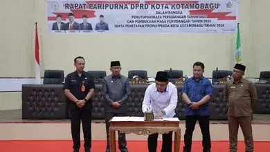 Ketua DPRD Kotamobagu Meiddy Makalalag Pimpin Rapat Paripurna Penutupan dan Pembukaan Masa Persidangan Tahun 2023-2024