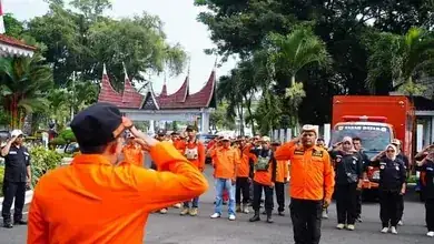 Bupati Tanah Datar Melepas 40 Relawan Untuk Bantuan Ke Pesisir Selatan
