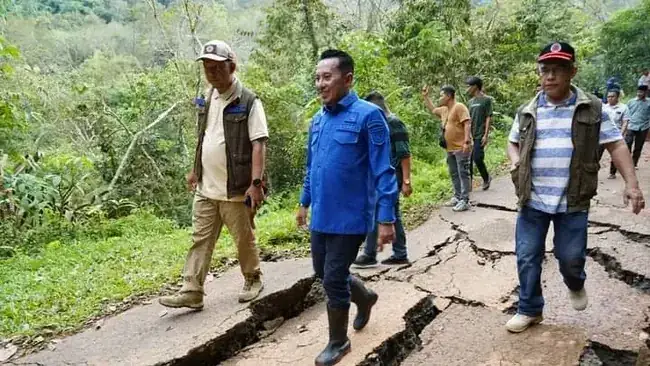 Beberapa Akses Jalan Di Kabupaten Tanah Datar Terputus