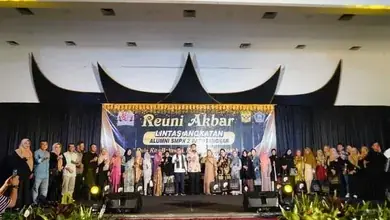 Kemesraan Bupati Bersama Wabup Di Reuni SMP N 2 Batusangkar