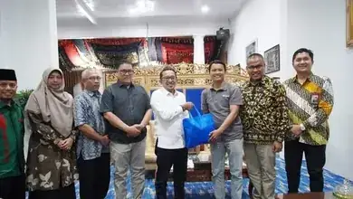 Rumah Zakat Sumbar Serahkan 100 Paket Sembako ke Kabupaten Tanah Datar
