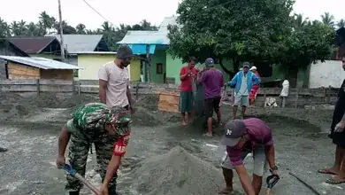 Babinsa Anyong Warwefubun Gontong Royong Membangun Masjid Desa Gambaru.