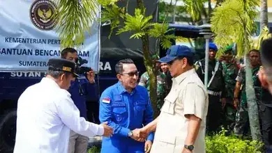 Terlihat Bupati Tanah Datar Eka Putra Sembunyikan Sedih Yang Mendalam Saat Bertemu Prabowo Subianto