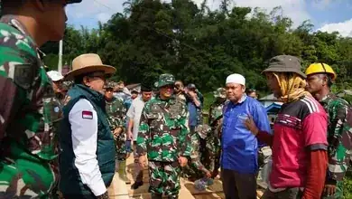 Bupati Eka Putra Tinjau Pengerjaan Jembatan Bailley