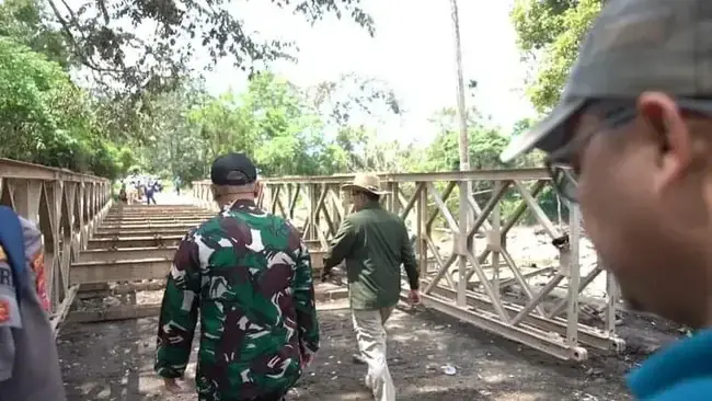 Bupati Eka Putra Tinjau Pembangunan Jembatan Bailey