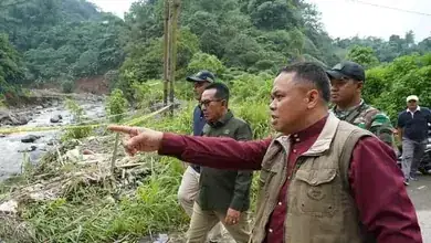 Bupati Eka Putra Bersama Kadis PUPR Tinjau Jembatan Rusak Pasca Banjir Bandang dan Galodo