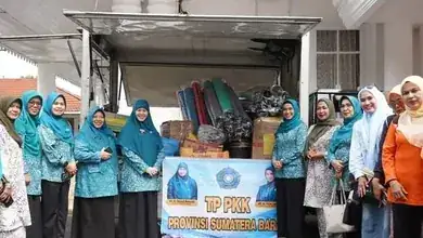 TP PKK Provinsi Sumbar Salurkan Bantuan ke Tanah Datar