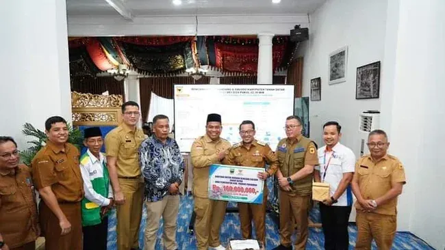 Bupati Padang Pariaman Didampingi Istri Serahkan Bantuan ke Tanah Datar