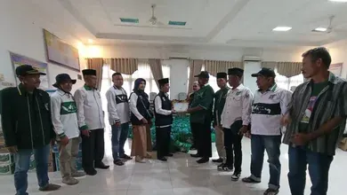 Anggota DPR RI Dari Riau Abdul Wahid Serahkan Bantuan Kepada Korban Banjir Bandang