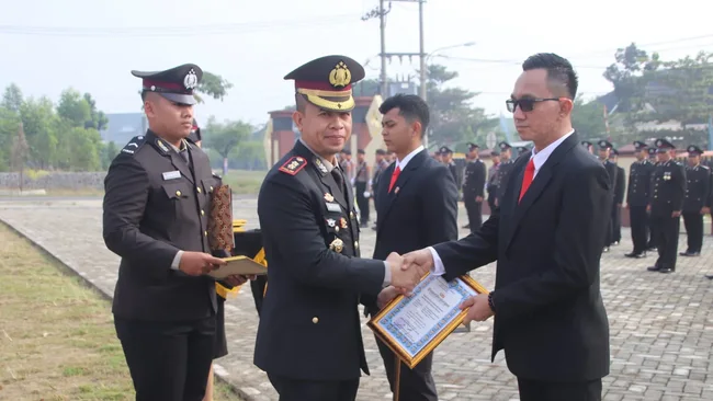 Upacara Hari Lahir Pancasila 2024: Kapolres Pringsewu Beri Penghargaan pada 32 Personel Berprestasi