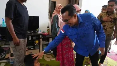 Bupati Didampingi Istri Kunjungi Salah Satu Keluarga Korban Bencana Banjir Bandang