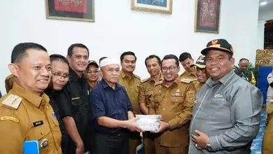 Bupati Padang Pariaman Serahkan Bantuan Untuk Kedua Kalinya