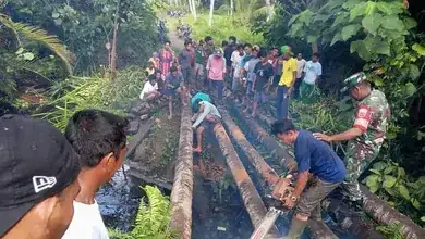 Babinsa Anyong Warwefubun Bakti Pembuatan Jembatan Bersama Warga Desa Gambaru