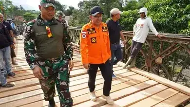 Dandim 0307 Bersama Bupati Tanah Datar Tinjau Pemasangan Jembatan Bailey