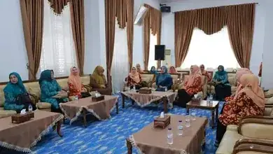 DWP dan PKK Pesisir Selatan Serahkan Bantuan 10 Juta Kepada Korban Terdampak Banjir Bandang dan Galodo di Tanah Datar