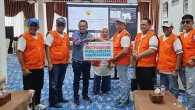 BBC Pangeran Padang Serahkan Bantuan Banjir Galodo ke Tanah Datar