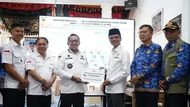 Bupati 50 Kota Serahkan Bantuan Sebesar 100 Juta ke Tanah Datar