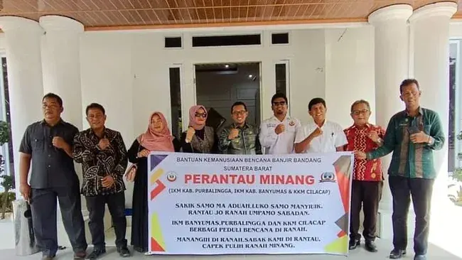 IKM Purbalingga Serahkan Bantuan Untuk Korban Bencana Banjir Galodo
