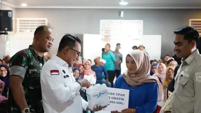 Bupati Tanah Datar Menyerahkan Upah Bajak Sawah Gratis