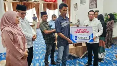 Bupati Eka Putra Berikan Bantuan Berobat Gratis pada 59 Masyarakat Tanah Datar