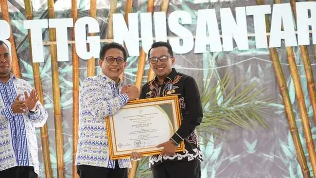 Bupati Tanah Datar Mendapatkan Penghargaan Dari Menteri PDTT