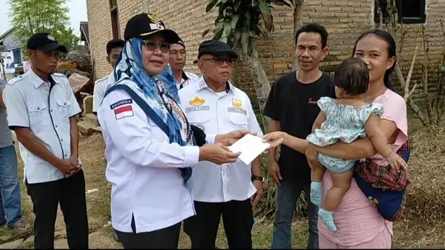 Apdesi Talangpadang Berikan Tali Asih kepada Korban Kebakaran di Pekon Sinarpetir