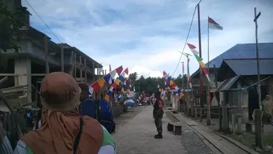 Babinsa Anyong Warwefubun Berkeliling Desa Imbau warga Pasang Bendera Sambut HUT RI Ke-79