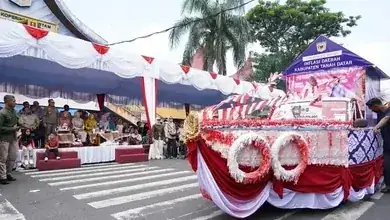 Pawai Alegoris di Tanah Datar Diguyur Hujan Lebat