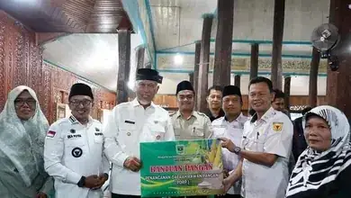 Masyarakat Tanah Datar yang Terdampak Banjir,Terima Bantuan Sembako Dari Pemprov Sumbar