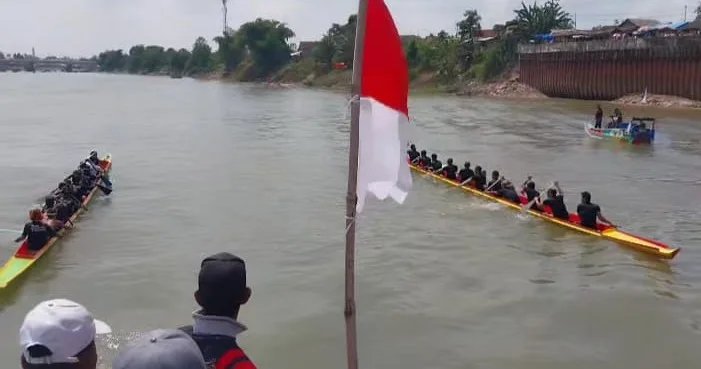 Lomba perahu bidar