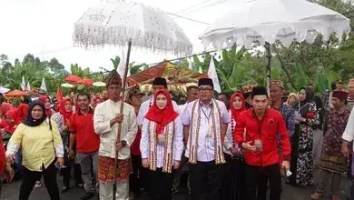 Ribuan Masa Pendukung Kawal DEWI - AMMAR (DAMAR) Mendaptar Ke KPU Tanggamus