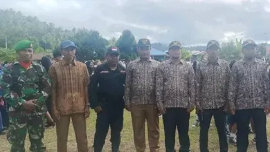 Babinsa Anyong Warwefubun Dan Pemdes Gambaru Menghadiri Pengibaran Bendera HUT RI Ke-79 Kc.Obi Selatan