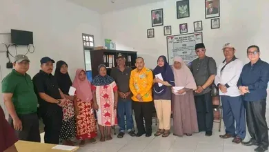 Peduli Longsor Dan Banjir Bandang Ternate, PLT.Ka Kanwil Kemenag Riau Dan Jajaran Serahkan Bantuan