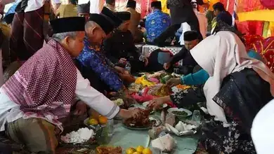 Satu Nagari Satu Event Nagari Koto Baru Makan Bajamba Singgang Ayam