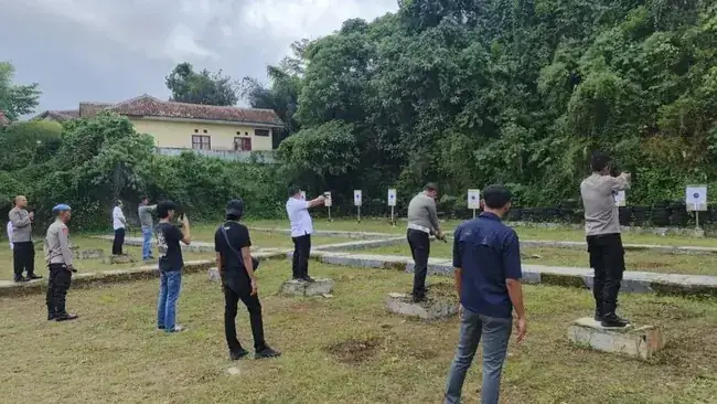 Personel Polres Tanggamus Gelar Latihan Menembak