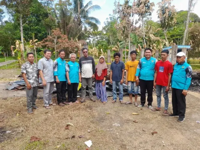 penyerahan bantuan korban kebakaran