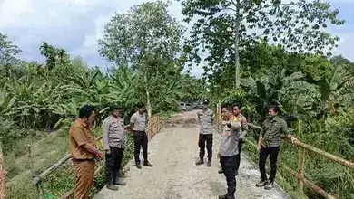 kapolres ogan ilir laksanakan kunjungan kerja ke desa sukananti, tinjau langsung kerusakan jalan dan jembatan