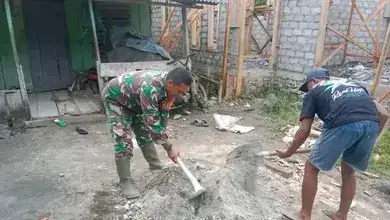 Wujud Kepedulian TNI, Babinsa Koramil 1505-03 Maba Terjun Langsung Bantu Pembangunan Rumah Di Halmahera Timur